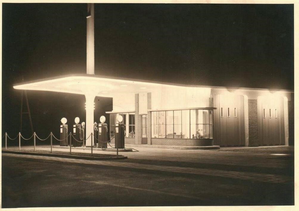 Voormalig tankstation Withuis bij nacht met verlichting